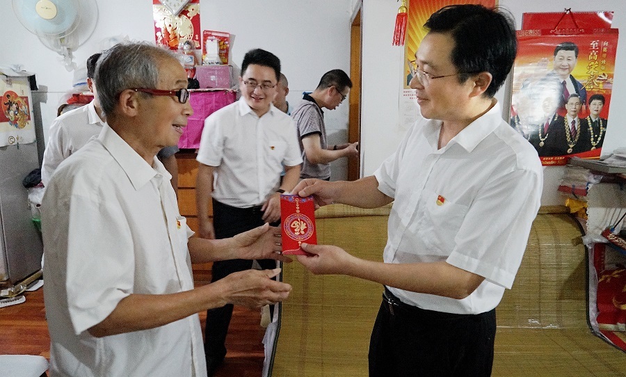 Bí thư Đảng ủy Tập đoàn, Chủ tịch Cai Dianwei thăm hỏi các đảng viên cao tuổi trong công ty