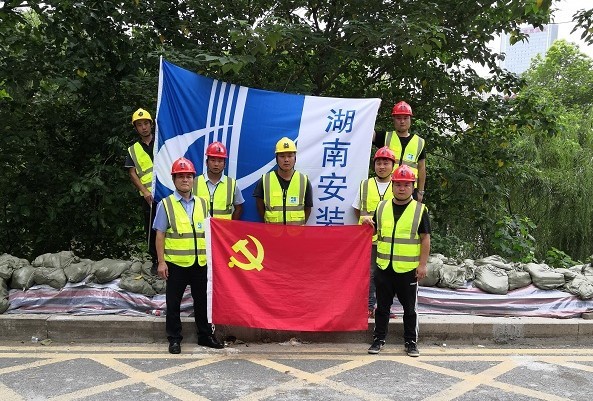 Treo cao cờ đội quân trên tuyến chống lụt ở Hợp Phì