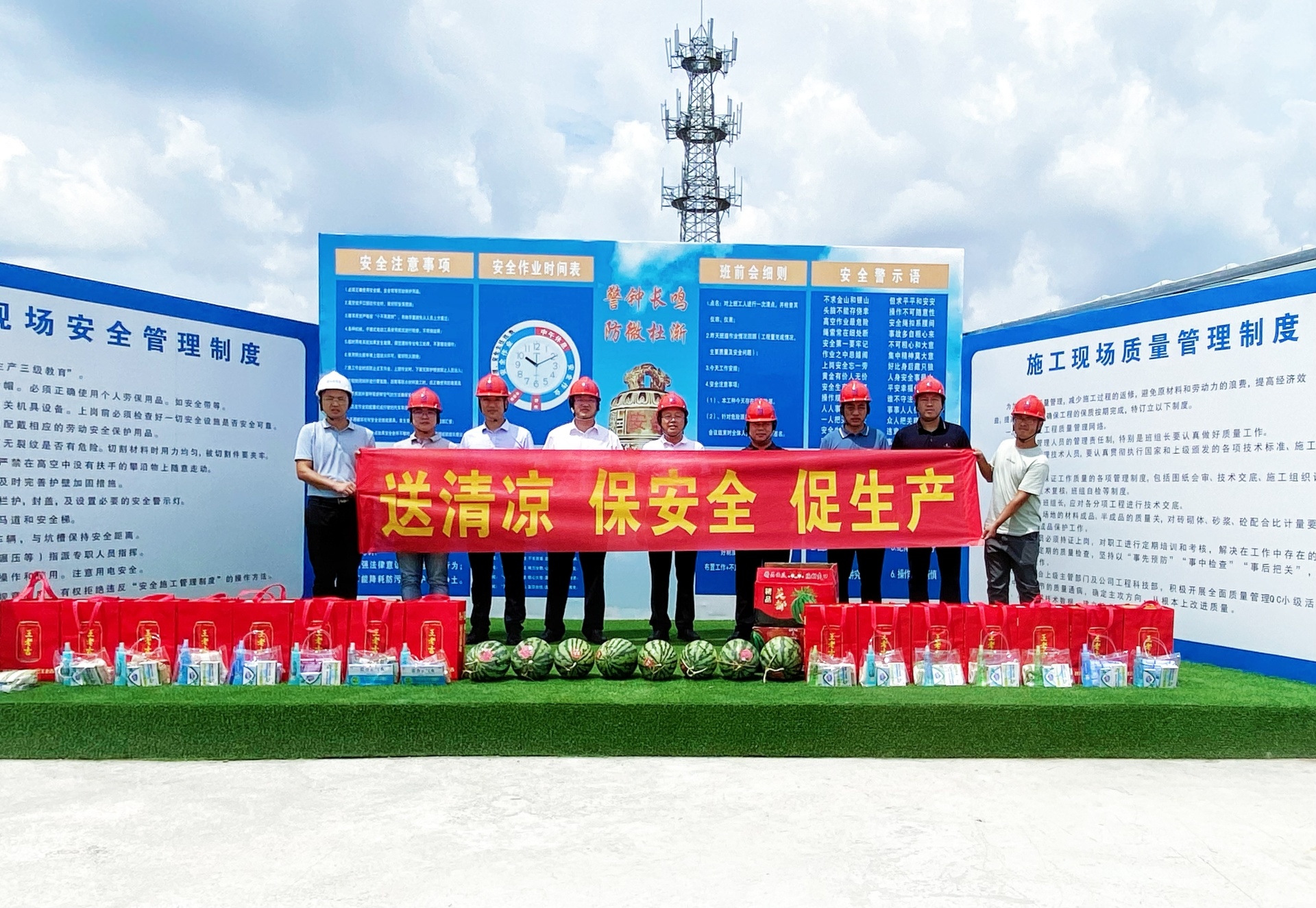 Chủ tịch Vương Khắc Hạo đến khảo sát và trao quà mát ở dự án phát điện năng lượng mặt trời Hải Nam Văn Xương