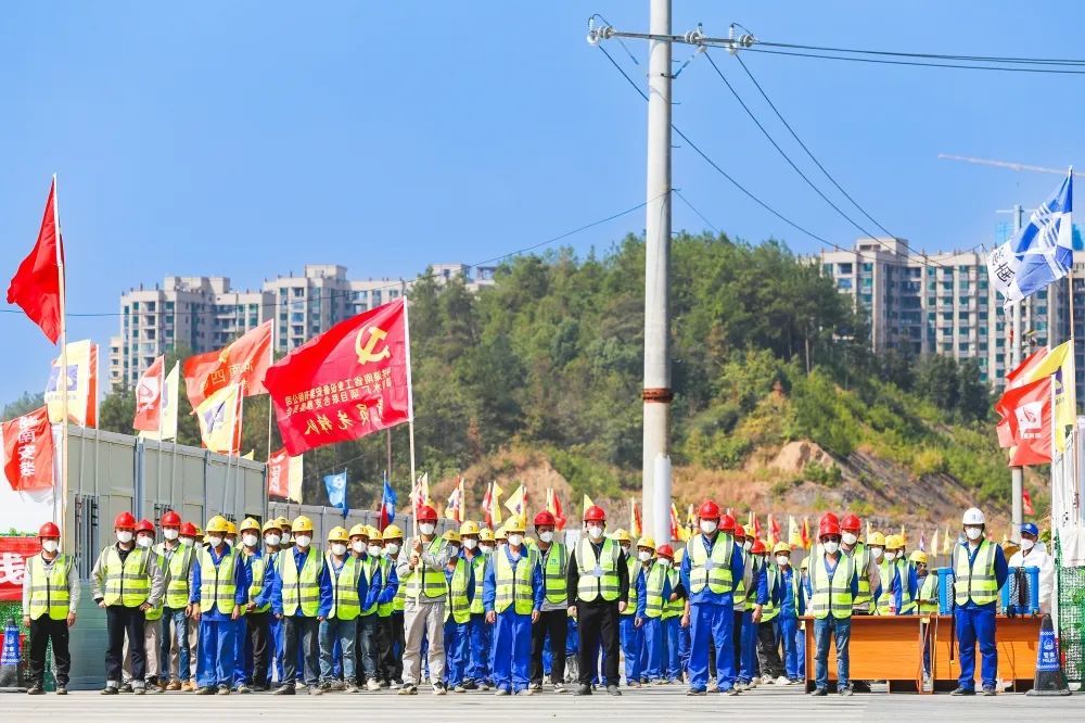 Xây dựng tuyến phòng dịch vững chắc, bộ ba công ty hỗ trợ xây dựng bệnh viện dã chiến ở Sóc Dương