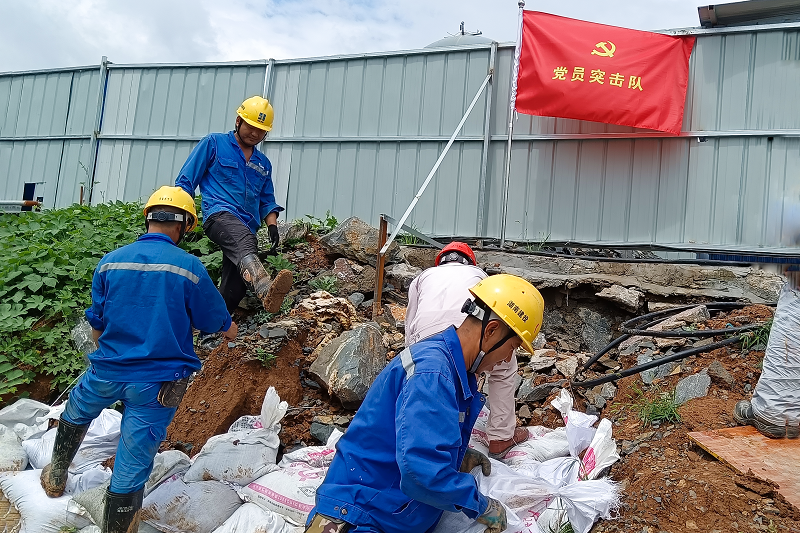 Trước tin tức lũ lụt, đội quân xông pha phía trước